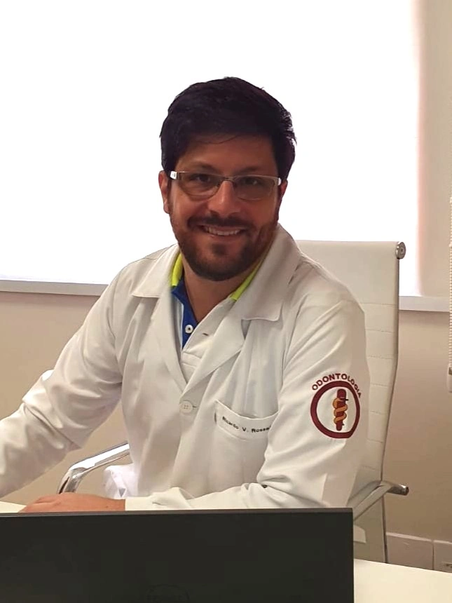 Paciente sorrindo em ambiente clínico moderno